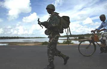 Οκτώ νεκροί σε επίθεση αυτοκτονίας με στόχο τον αρχηγό του Στρατού της Σρι Λάνκα