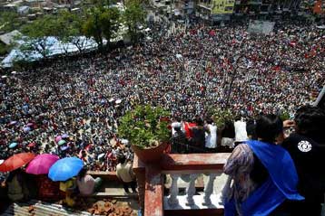 Διχασμός στην αντιπολίτευση του Νεπάλ εν μέσω διαδηλώσεων υπέρ και κατά του βασιλιά