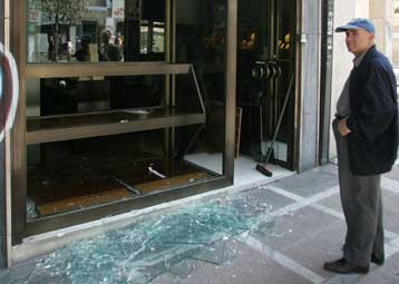 Αγανακτισμένοι οι έμποροι για τις ζημιές στα καταστήματα του κέντρου της Αθήνας