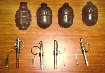 Εντοπίστηκαν χειροβομβίδες και ρουκέτες σε υπόγεια αποθήκη στον Κορυδαλλό