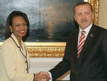 Πιέσεις για άρση της απομόνωσης των Τουρκοκυπρίων υποσχέθηκε στην Αγκυρα η Κ.Ράις