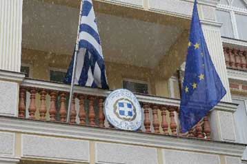 Ειρηνική διαμαρτυρία αγροτών της ΠΓΔΜ έξω από το ελληνικό Γραφείο στο Μοναστήρι