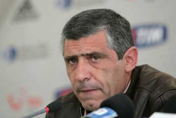 Ο Σάντος υπεραμύνθηκε της πολιτικής Νικολαΐδη και διέψευσε ότι αποχωρεί από την ΑΕΚ