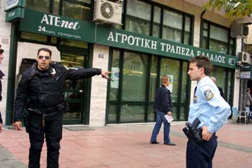 Μπαράζ ένοπλων ληστειών σε τράπεζες της Αττικής