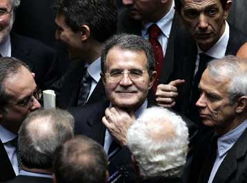 Δύσκολη νίκη της συμμαχίας Πρόντι στη μάχη για την προεδρία Ανω και Κάτω Βουλής