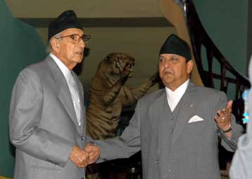 Ορκωμοσία πρωθυπουργού μετά από τέσσερα χρόνια στο Νεπάλ παρουσία του βασιλιά