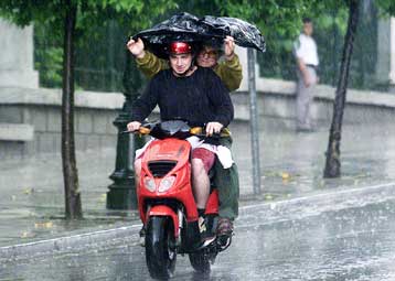 Ο Μάιος μας έρχεται με συννεφιά, βροχές και χαμηλές για την εποχή θερμοκρασίες