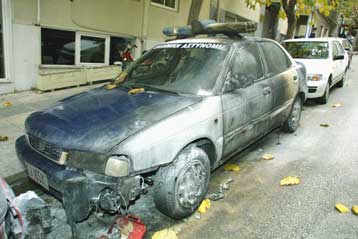 Επίθεση με γκαζάκια της «Επαναστατικής Ταξιαρχίας» σε όχημα της ΕΛ.ΑΣ. στον Κολωνό