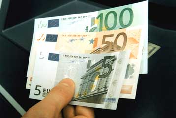 «Φρένο» στα δάνεια λόγω υπερχρέωσης των Ελλήνων προβλέπει το ΚΕΠΕ