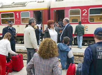 Αμαξοστοιχία του ΟΣΕ προσέκρουσε σε σιδηροτροχιά έξω από τη Σίνδο