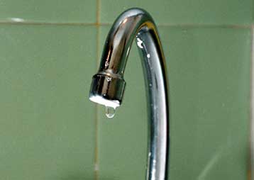 Βλαβερές χημικές ουσίες εντοπίζουν οι ειδικοί στο πόσιμο νερό της βρύσης