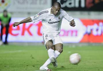 Η Βαλένθια καθυστέρησε τη στέψη της Μπάρτσα, νίκη της Ρεάλ στην Παμπλόνα με 2 απώλειες