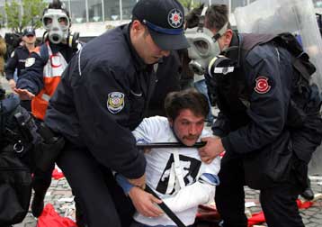 Επεισοδιακές οι διαδηλώσεις για την Πρωτομαγιά στην Τουρκία