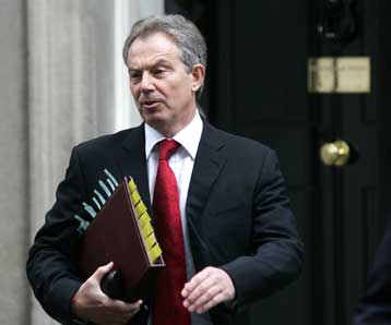 Επιχείρηση αναστροφής του πολιτικού κλίματος από τον Μπλερ εν όψει τοπικών εκλογών