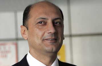 «Υπονοούμενα» Μαντούβαλου για την υποψηφιότητα Αγραπίδη στο Δήμο Πειραιά