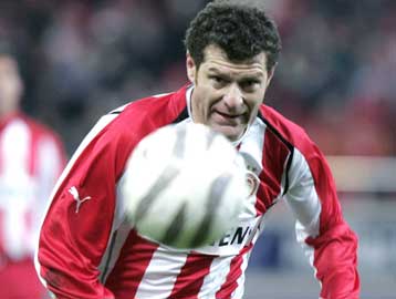 Προβλήματα στην άμυνα του Ολυμπιακού, μετά τον Πάντο τραυματίστηκε και ο Σούρερ