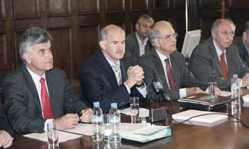 Για παρεμβάσεις στο έργο της Δικαιοσύνης κατηγορεί την κυβέρνηση το ΠΑΣΟΚ