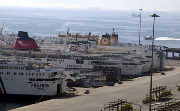 Σε απελευθέρωση των ναύλων και σε «δέσιμο» των πλοίων προχωρούν οι ακτοπλόοι