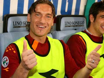 Αγγιξε το τρόπαιο η Ίντερ μετά την ισοπαλία 1-1 με την Ρόμα στον τελικό του Ολίμπικο