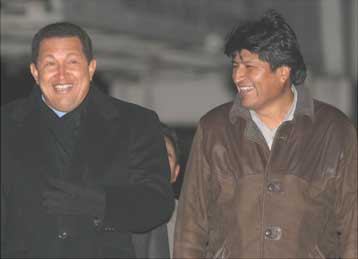 Στη Βολιβία των εθνικοποιήσεων ο Ούγκο Τσάβες για μίνι Συνόδο Κορυφής