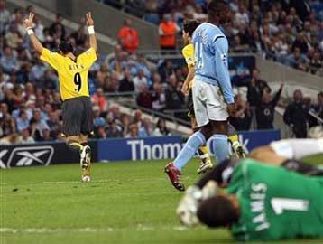 Η Αρσεναλ πλησίασε στον βαθμό την Τότεναμ, πετυχαίνοντας 3-1 στο «Σίτι οφ Μάντσεστερ»