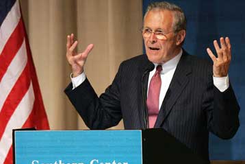 Σκληρή αντιμετώπιση επιφύλαξε στον Ντόναλντ Ράμσφελντ το ακροατήριό του