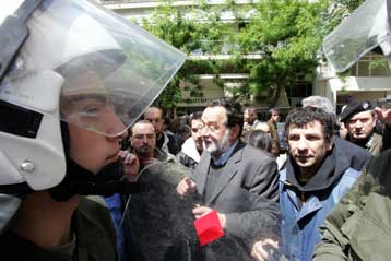 Επεισοδιακή διαμαρτυρία στο αστυνομικό τμήμα Αγίου Παντελεήμονα