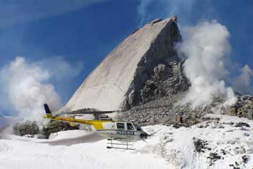 Μυστηριώδης ογκόλιθος αναδύεται από τον κρατήρα της Αγίας Ελένης