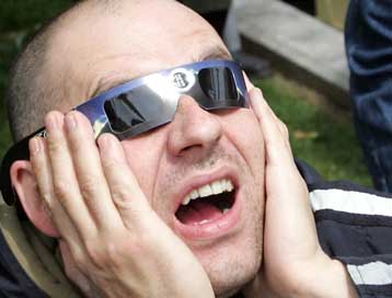 Πολιτικοποιημένος, ικανοποιημένος από τη χώρα του και… χρεωμένος ο μέσος Έλληνας