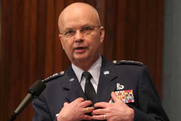 O πτέραρχος Μάικλ Χέιντεν αναμένεται να διαδεχθεί στην ηγεσία της CIA τον Πόρτερ Γκος