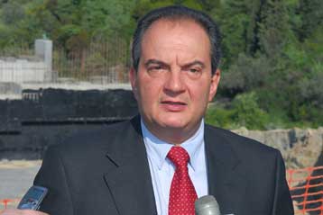 Με κριτική στο ΠΑΣΟΚ και έμφαση στις μεταρρυθμίσεις η ομιλία Καραμανλή