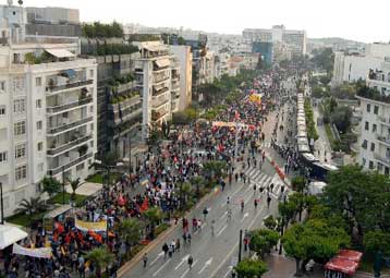 «Όχι» στον πόλεμο φώναξε ένα πολύχρωμο μεγάλο ποτάμι διαδηλωτών στην Αθήνα