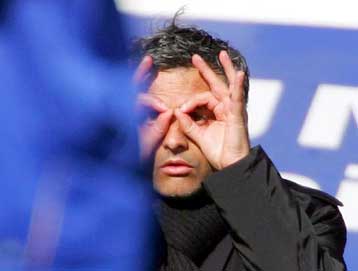 Διέψευσε ενδιαφέρον της Τσέλσι για τον Τέβες ο Μουρίνιο