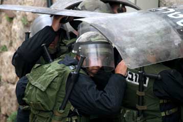 Επεισοδιακή επιχείρηση των Ισραηλινών για την απομάκρυνση εποίκων από τη Χεβρώνα