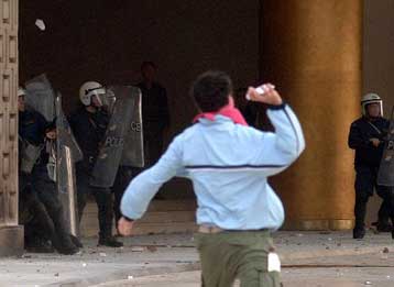 Ποινική δίωξη κατά 17 ατόμων για τα επεισόδια στο αντιπολεμικό συλλαλητήριο