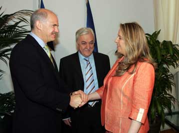 Είμαι Ελληνίδα, μουσουλμάνα, μητέρα, επιστήμονας και ΠΑΣΟΚ δηλώνει η Γκιουλ Καραχασάν