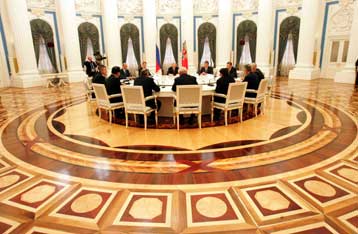 Να θάψει τα φαντάσματα του Ψυχρού Πολέμου καλεί τη Δύση Ρώσος υπουργός