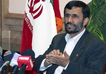 «Νέες λύσεις» προτείνει ο Μαχμούντ Αχμαντινετζάντ σε επιστολή προς τον Τζορτζ Μπους