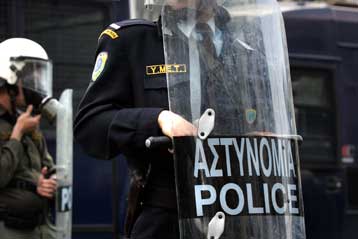 Ληστείες και φθορές σε αυτοκίνητα το βράδυ της Δευτέρας