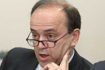 Πρόσκληση Τσιτουρίδη σε τράπεζες και συνδικάτα για τη σύμβαση των τραπεζοϋπαλλήλων