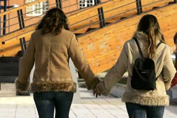 Διαφορές στη σεξουαλική έλξη ανιχνεύονται στον εγκέφαλο ομοφυλόφιλων γυναικών