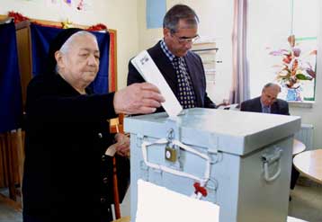 Ελαφρύ προβάδισμα του ΑΚΕΛ δείχνουν οι δημοσκοπήσεις για τις βουλευτικές στην Κύπρο