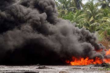 Ισχυρή έκρηξη σε πετρελαιαγωγό της Νιγηρίας με τουλάχιστον 150 νεκρούς
