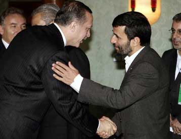 «Ναι» στο διάλογο με όλους λέει ο Αχμαντινετζάντ, όχι όμως υπό την απειλή της βίας