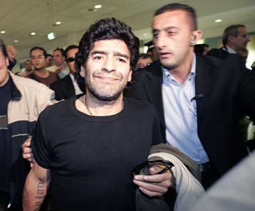 Στην Αθήνα για την φιέστα του Ολυμπιακού ο Μαραντόνα