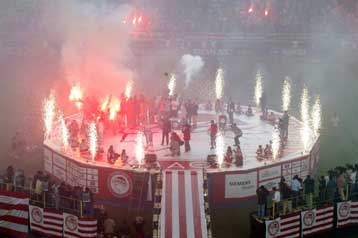 Μαραντόνα και Ριβάλντο πρωταγωνιστές στη φιέστα του Ολυμπιακού για το ντάμπλ