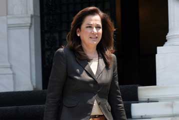 Στις 30 νομαρχίες θέτει τον εκλογικό πήχη για την κυβέρνηση η Ντόρα Μπακογιάννη