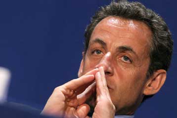 Δεν παραιτούμαι από την κυβέρνηση, διατρανώνει ο Σαρκοζί