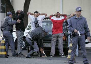 Στους 80 οι νεκροί από επιθέσεις συμμοριών εναντίον της αστυνομίας στη Βραζιλία