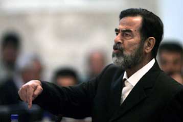 Αρνείται να δηλώσει αθώος ή ένοχος ο Σαντάμ